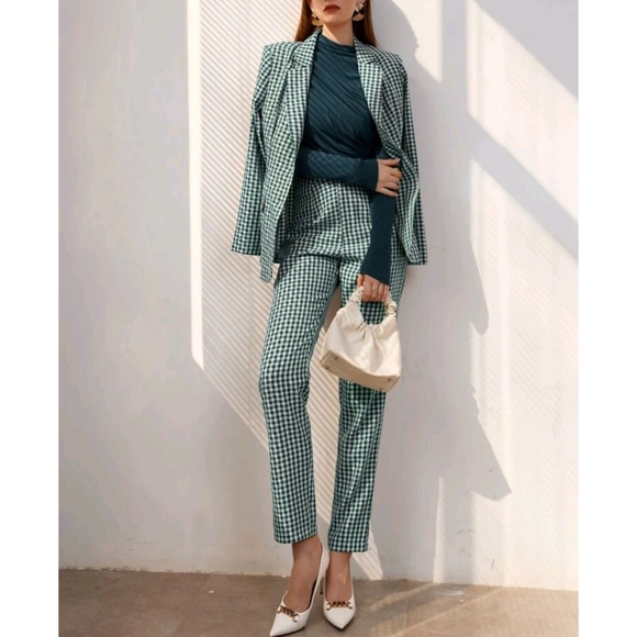 Mock Neck Ruched Slim Fit Pullover Tee - Picture 7 of 11